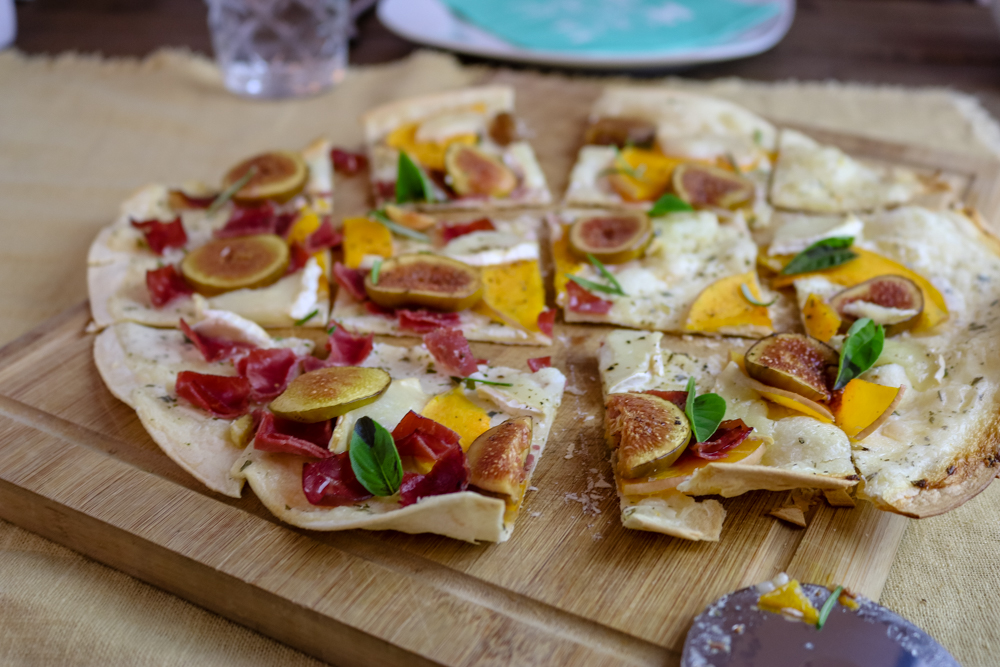 Rezept für Flammkuchen mit Kürbis, Feigen und Ziegenkäse