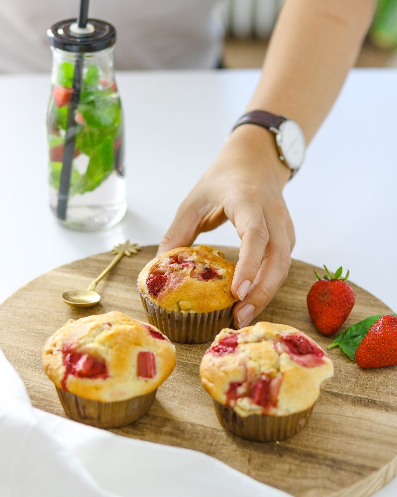 Gesunde Erdbeer-Rhabarber Muffins - BakingLifeStories