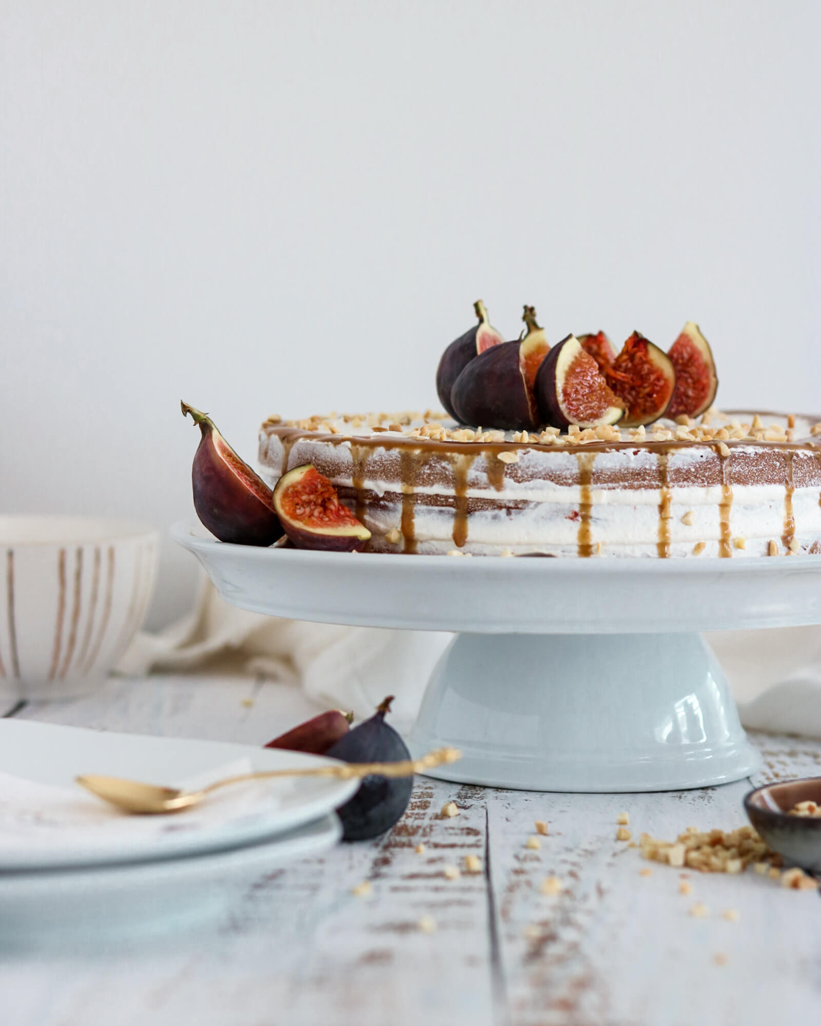 Kürbis-Chai Torte mit Karamel-Sauce und Feigen - BakingLifeStories