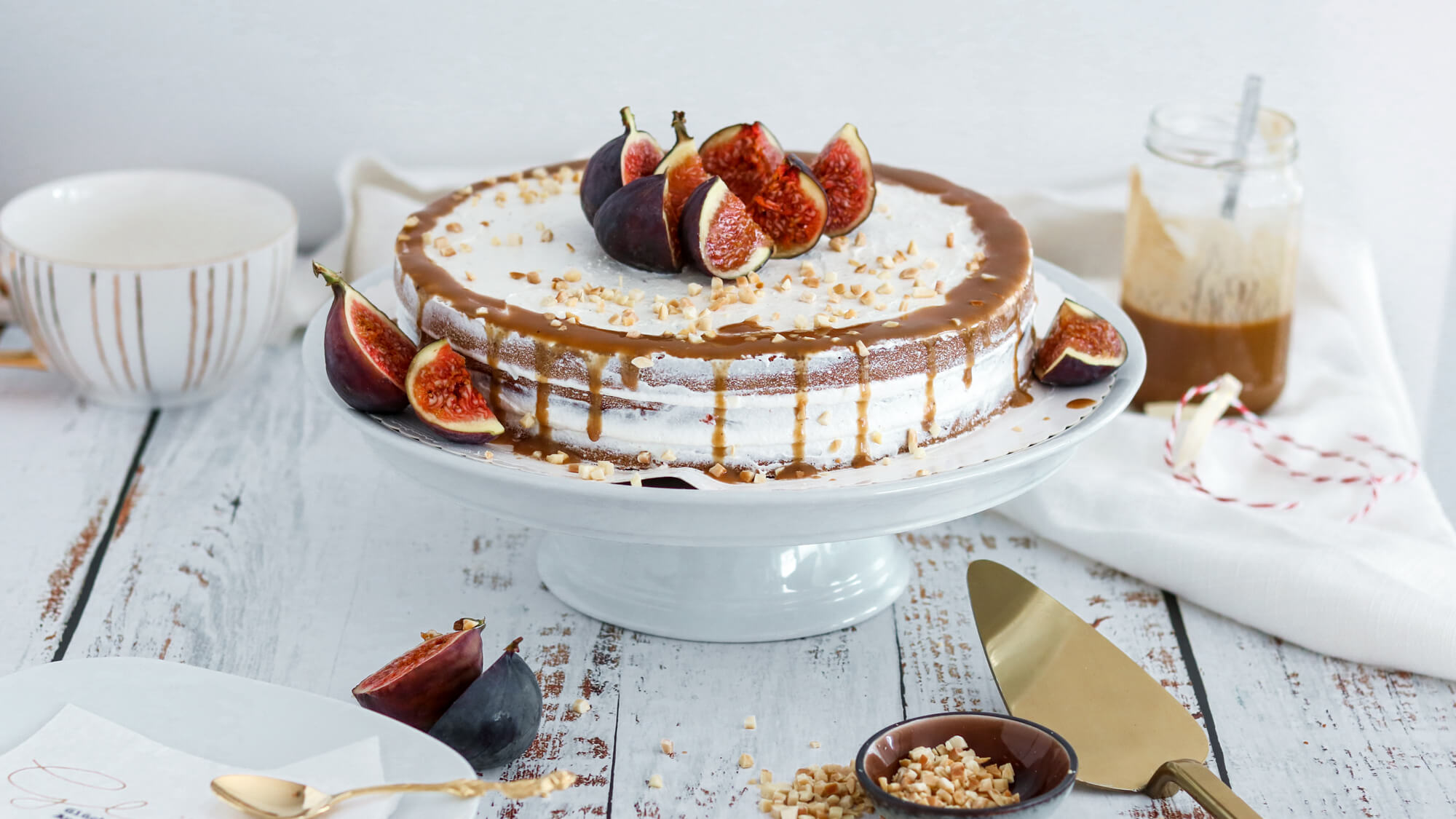 Kürbis-Chai Torte mit Karamel-Sauce und Feigen - BakingLifeStories