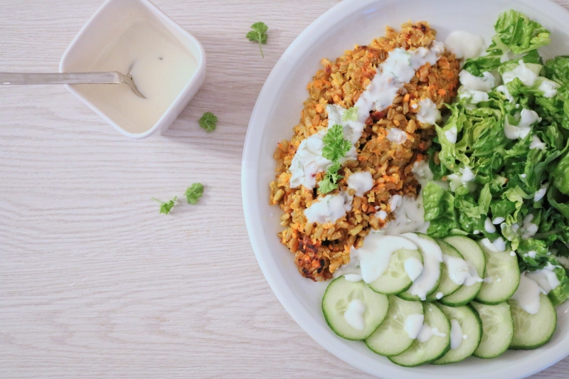 Grünkern-Kurkuma Bratling mit grünem Salat